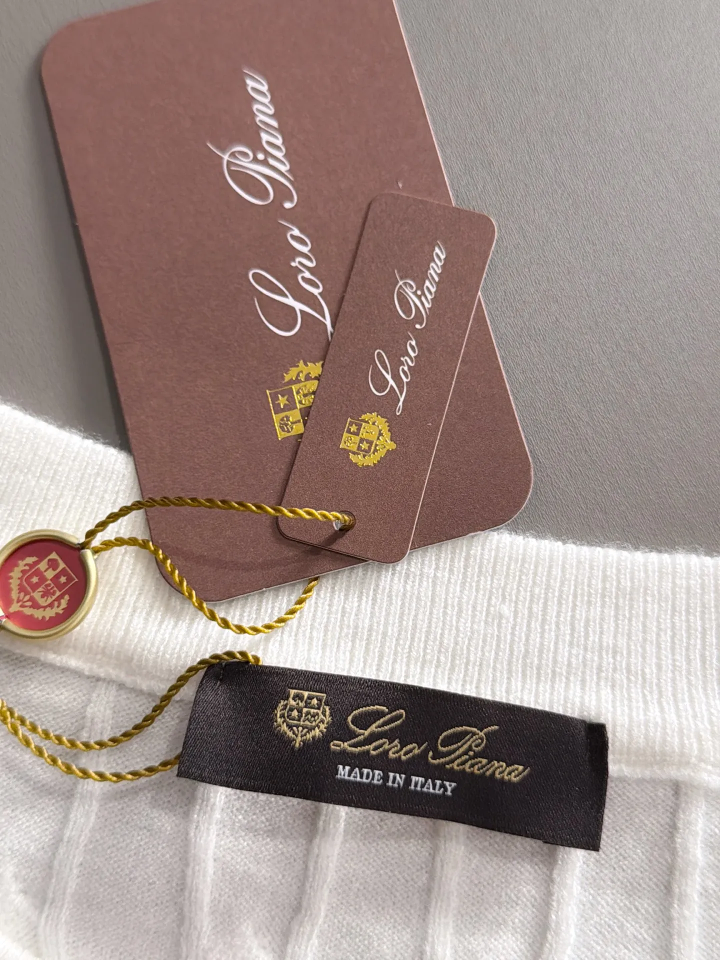LP high quality Loro Piana 26ss New Arrival men's short-sleeved knitted T-shirt. Made of combed cotton yarn knitted cotton fabric, no pressure when entering and exiting the counter. Exclusive control of raw materials. It feels substantial when weighed, and the upper body is more textured than ordinary T-shirts. This texture can handle the weather easily and is suitable for both hot and cold! Loose fit design, looks noble. The only correct version is available Size: M to 3XL